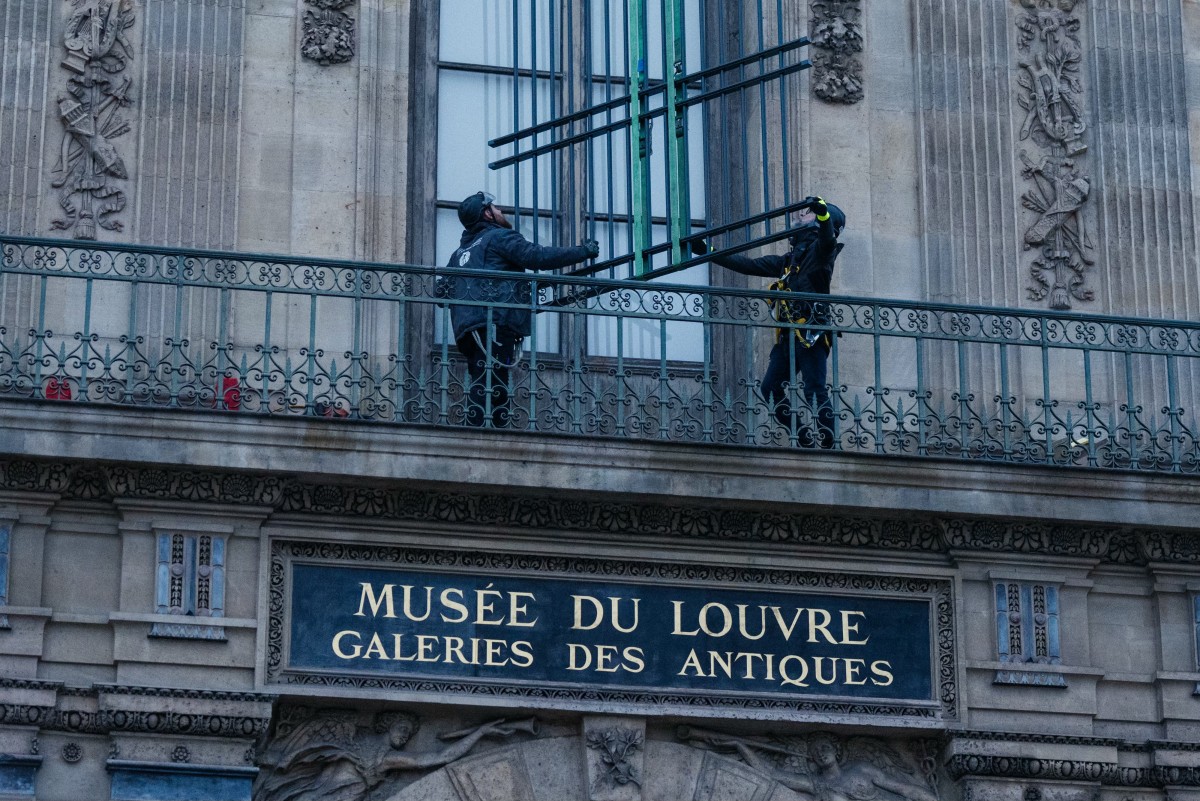 El Louvre instala una reja en la ventana por la que entraron los ladrones