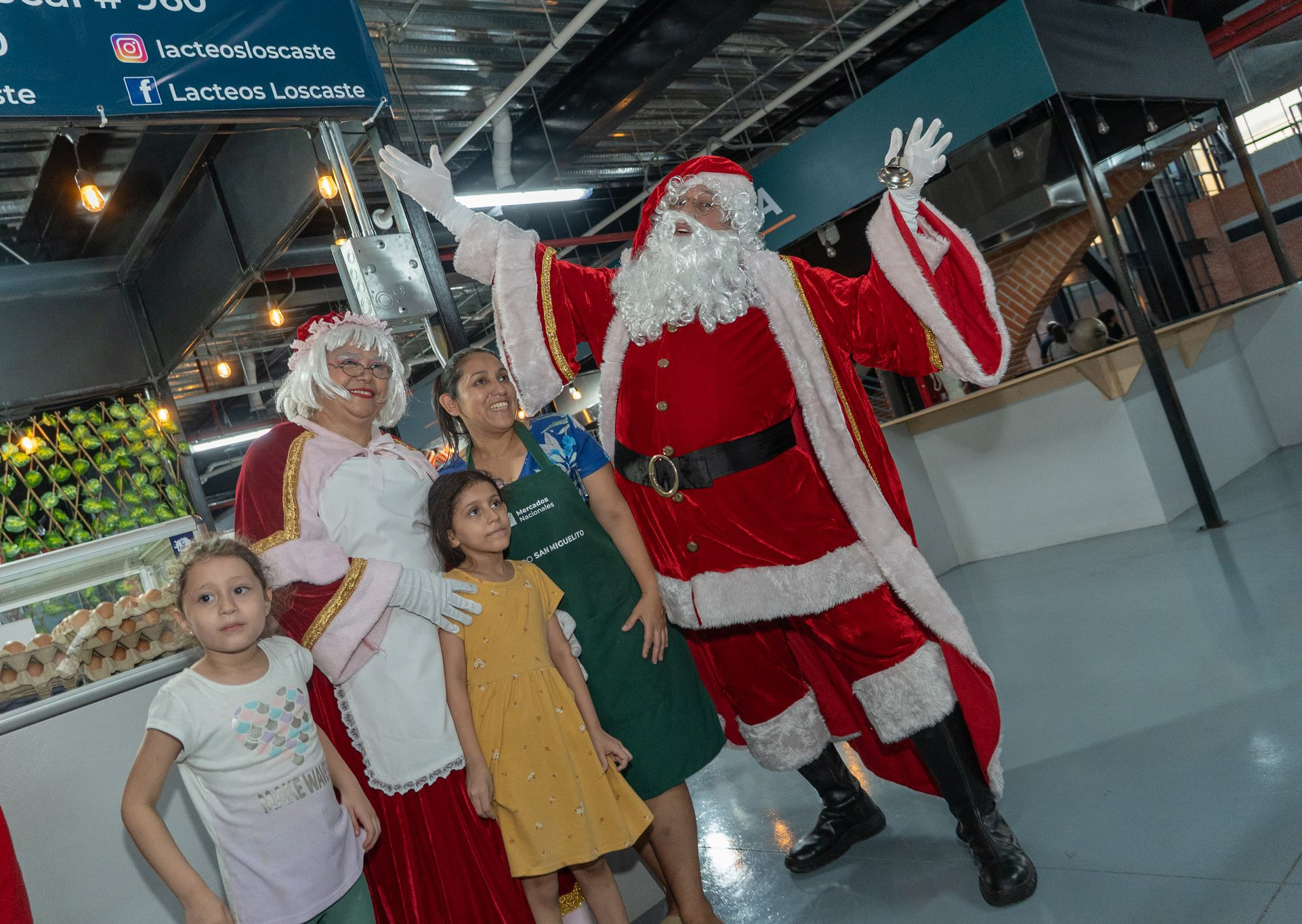 FOTOS: Los mercados también se llenan del espíritu navideño