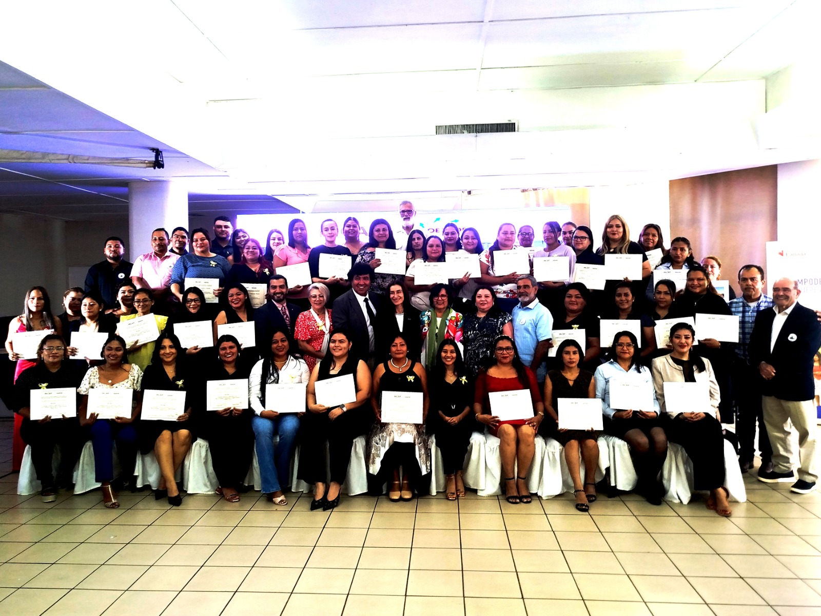 Coexport gradúa a la primera generación de mujeres operadoras de terminal truck