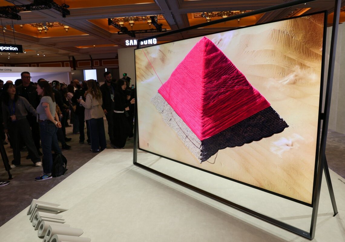 Un siglo después de su creación, la televisión innova para competir con ...