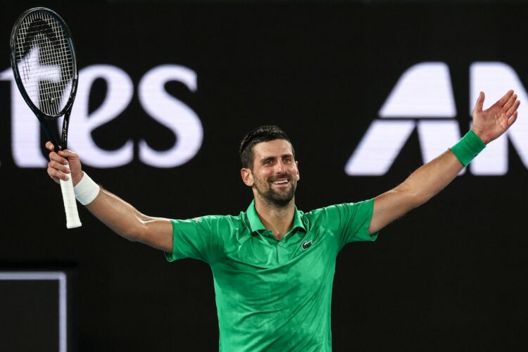 El serbio Novak Djokovic celebrates su victoria ante el italiano Jannik Sinner, en las semis del Abierto de Australia. Fotos/ AFP