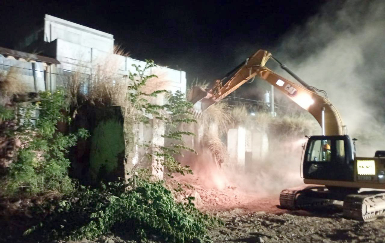 Avanzan en el desmontaje del edificio 2 del mercado de Santa Ana