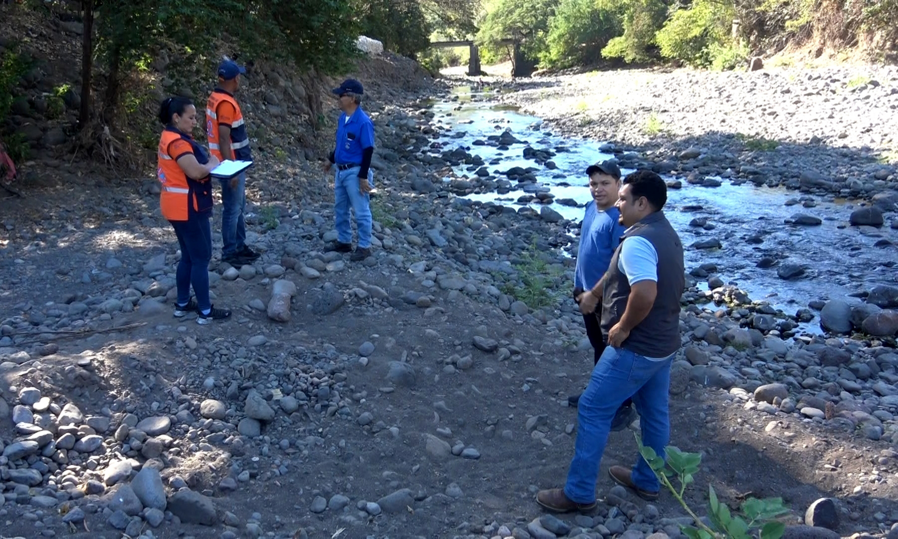 Verifican puntos críticos del río San Francisco, en Gotera
