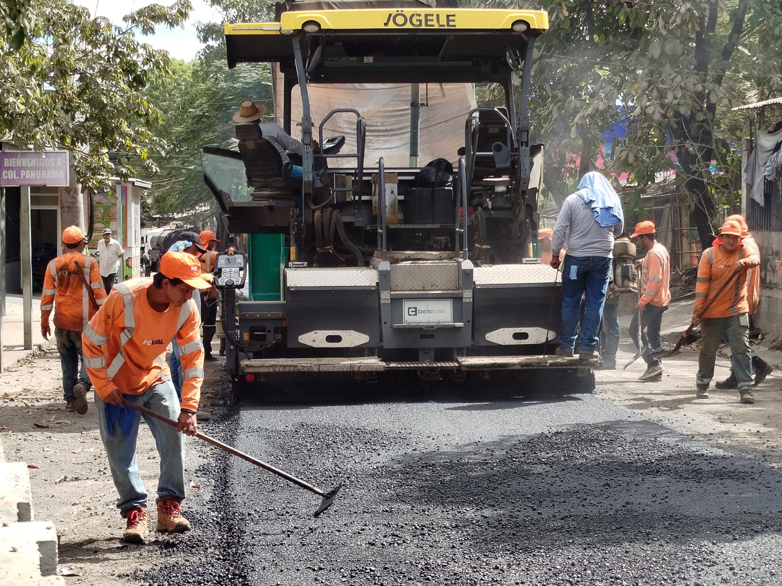 El Fovial repara una calle que conecta con el periférico Gerardo Barrios, San Miguel