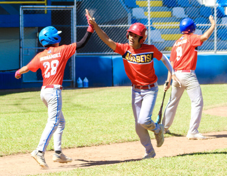Los chicos de Agabeisi tuvieron una gran actuación ante la novena del Bengoa-Zacamil. Fotos/ Fedebéis