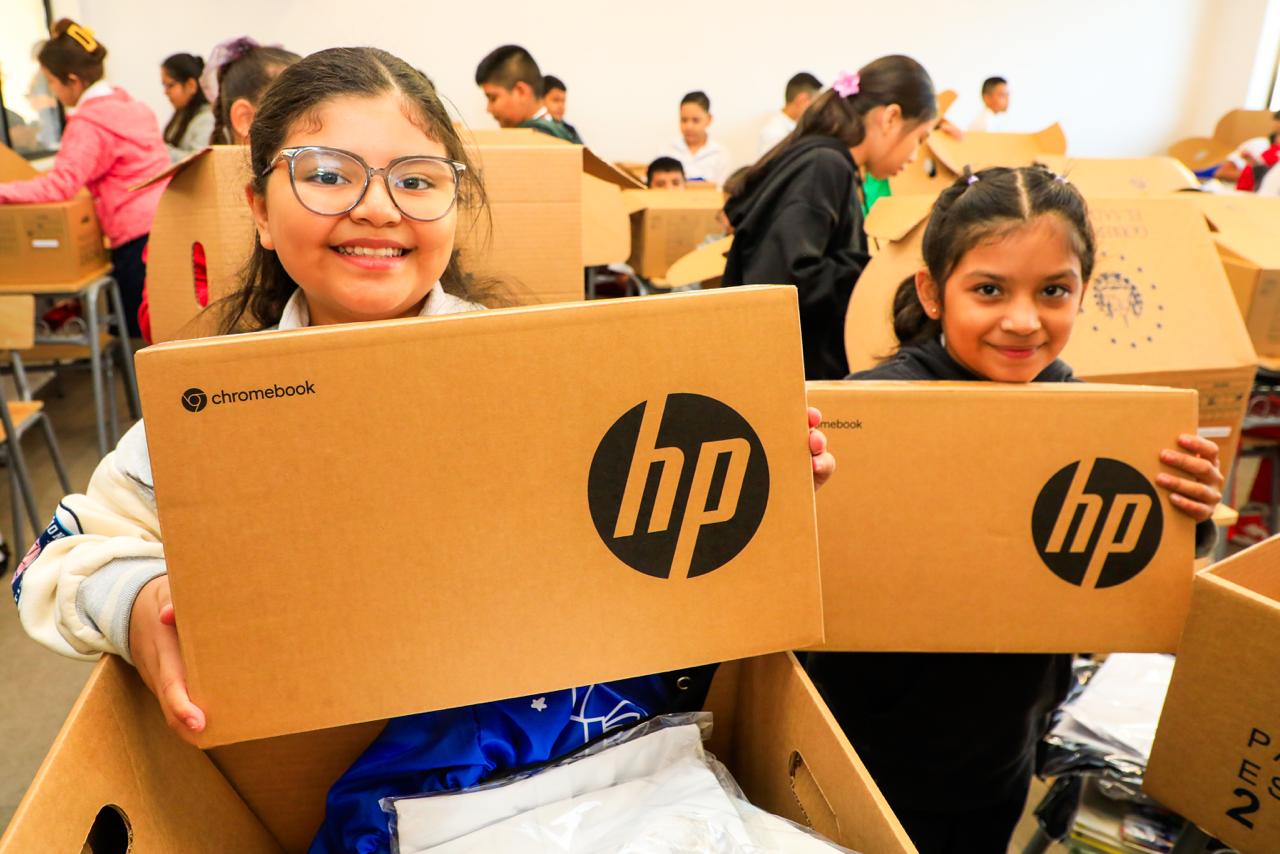 Los paquetes escolares motivan a los alumnos en el regreso a clases