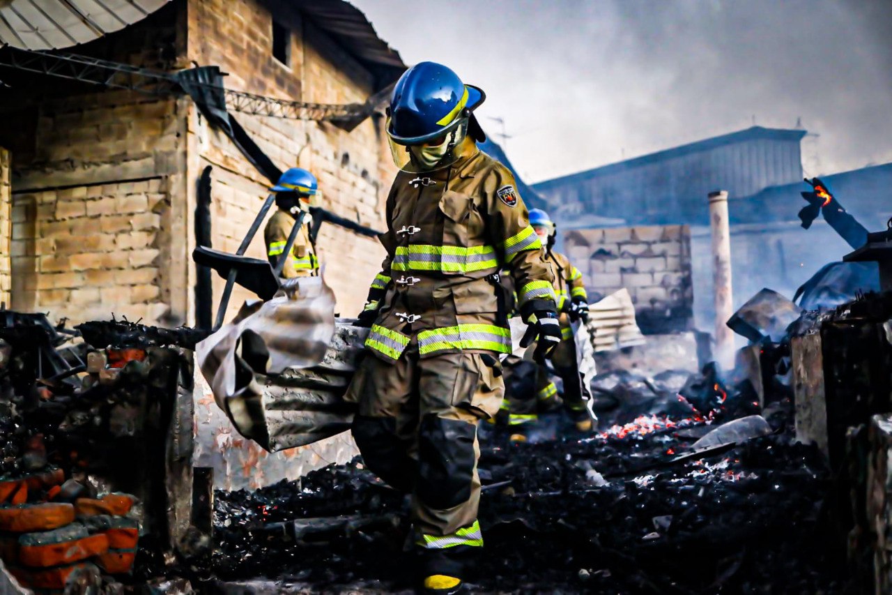 Cuerpo de Bomberos controla incendio en San Salvador Centro: hay cinco fallecidos