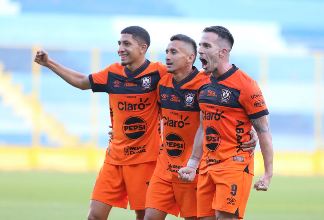 Águila quiere seguir la fiesta centenaria