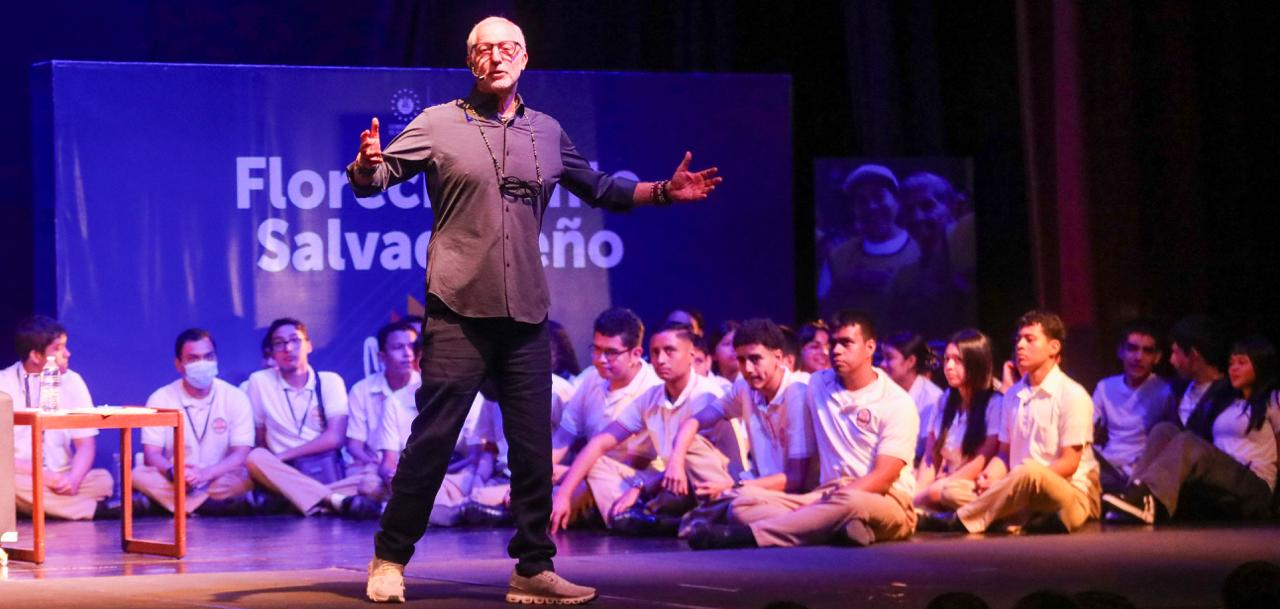 Más de 1,500 bachilleres de institutos públicos reciben masterclass sobre integración
