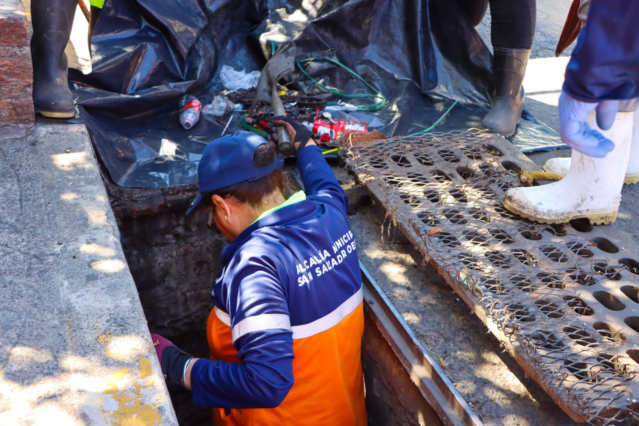 Retiran basura de tragantes y aceras en Apopa