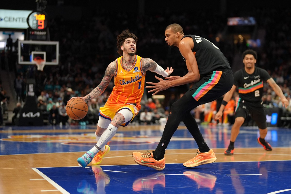 Los Hornets derrotan a los Spurs del francés Wembanyama