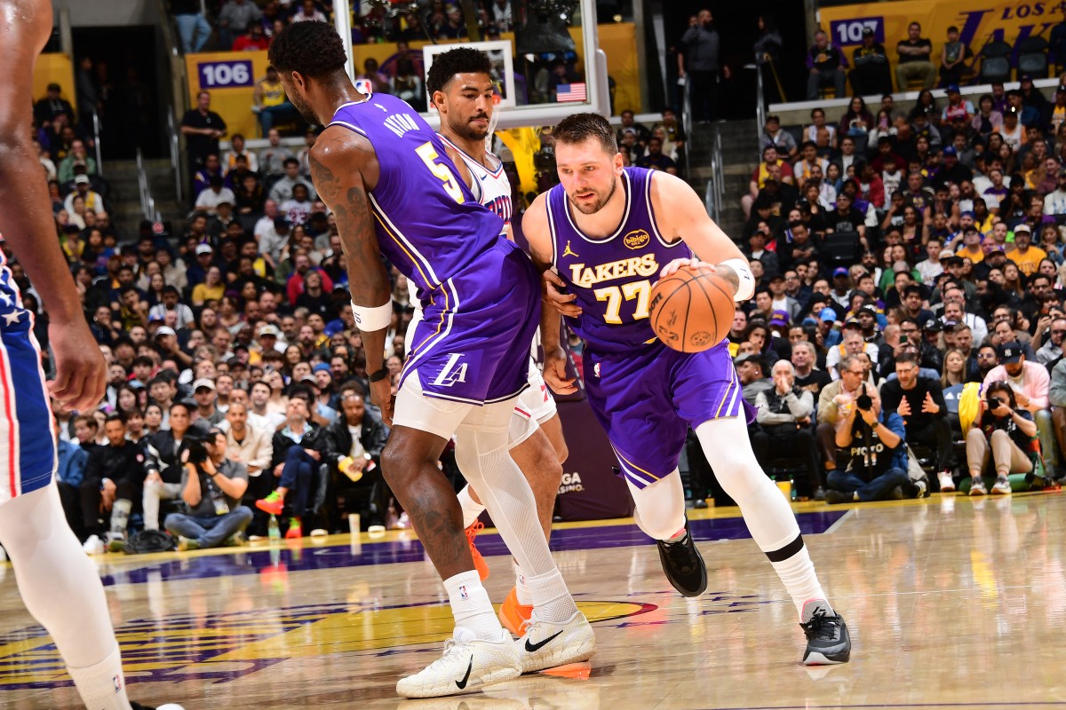 Lakers baten a Sixers pero se llevan un susto con lesión de Doncic