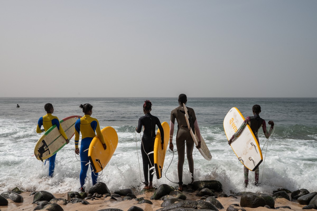 El surf, un aliciente para que las chicas regresen a la escuela en Senegal
