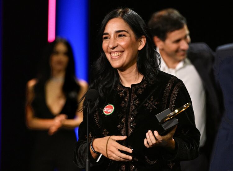 (FILES) Spanish director Alauda Ruiz De Azua receives the Best Film Award - "Concha de Oro" (Golden Shell) - for "Los Domingos" (The sundays) during the 73rd San Sebastian Film Festival closing ceremony in the northern Spanish Basque city of San Sebastian on September 27, 2025. A complex subject that allows us to talk about human frailty. This is how Spanish filmmaker Alauda Ruiz de Azua approached Los domingos, a film about the religious vocation of a teenager that continues to win awards. (Photo by ANDER GILLENEA / AFP)