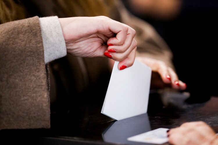 A voter casts a ballot for Portugal's presidential elections at a polling station in Lisbon on February 8, 2026. Portugal began voting in the second round of a presidential election today, with the far right in the run-off as the country recovered from a battering by deadly storms. While outspoken far-right leader Andre Ventura is almost certain to be beaten by Socialist candidate Antonio Jose Seguro, the far-right score will be watched closely, as will the latest of a series of fierce gales that have swept in off the Atlantic since the start of the year. (Photo by FILIPE AMORIM / AFP)