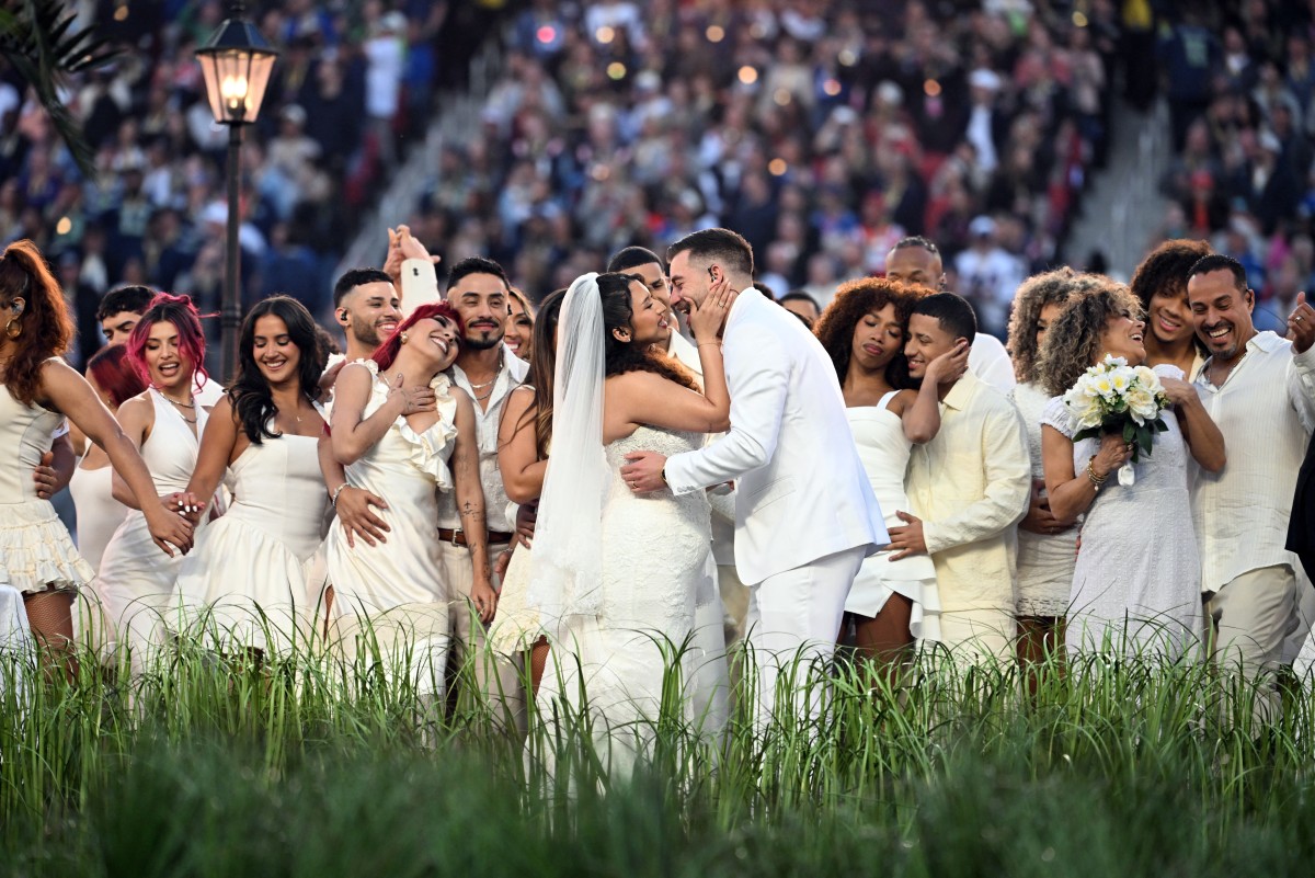 Salvadoreña hace historia al casarse durante show de medio tiempo del Super Bowl