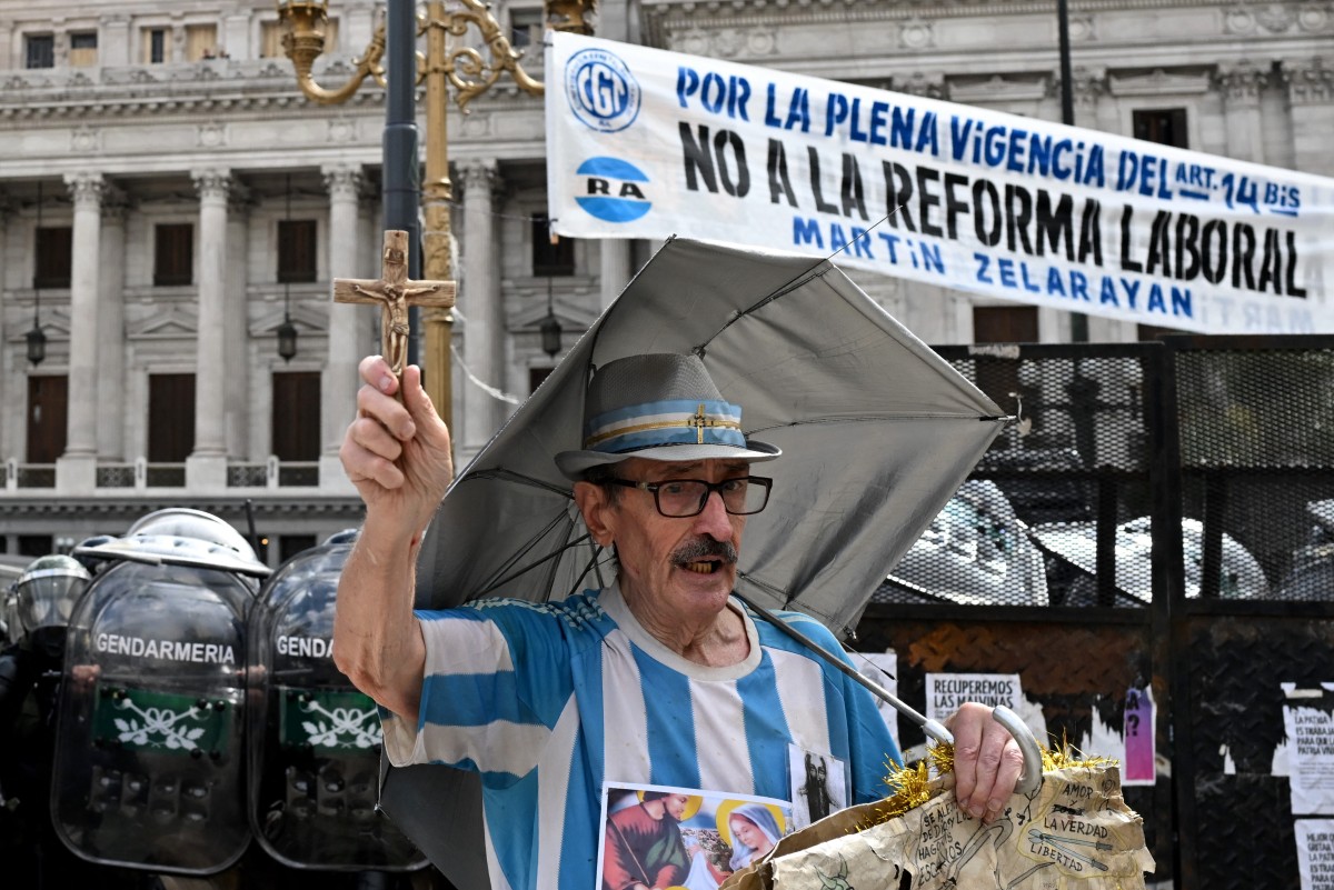 Entre fuertes protestas, avanza reforma laboral de Milei en el Senado; faltan diputados
