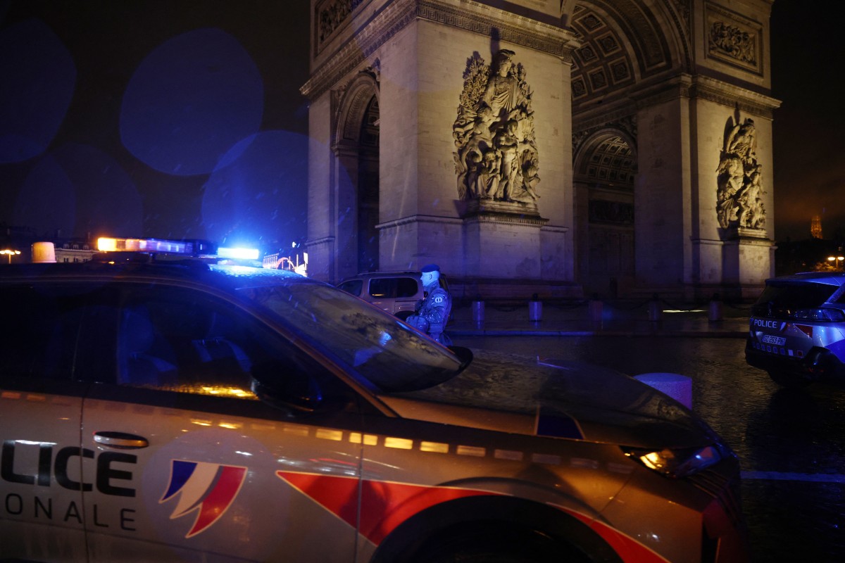 La policía dispara a un hombre que empuñaba un cuchillo en el Arco del Triunfo en París
