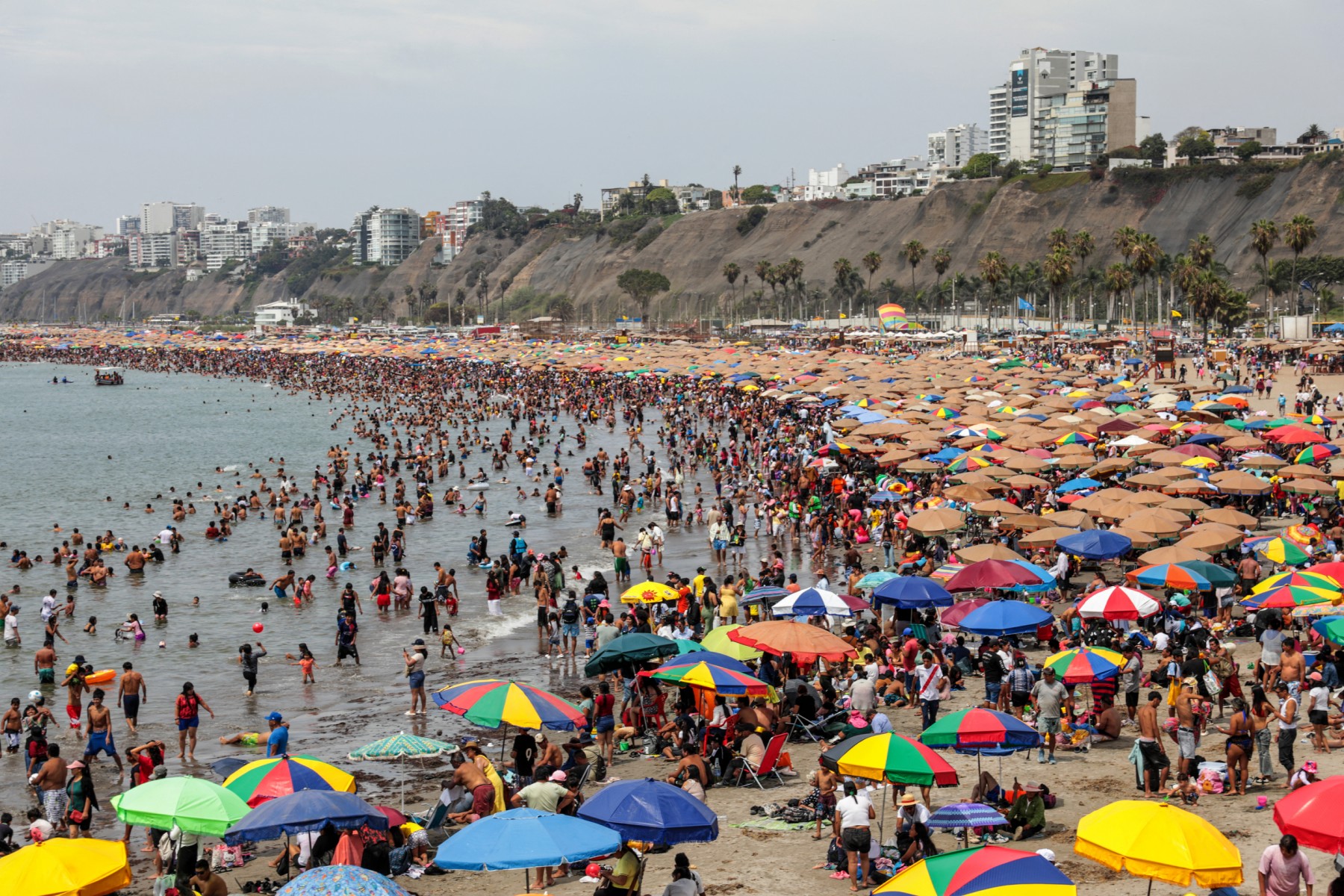 Cierran popular playa de Lima por contaminación provocada por bañistas
