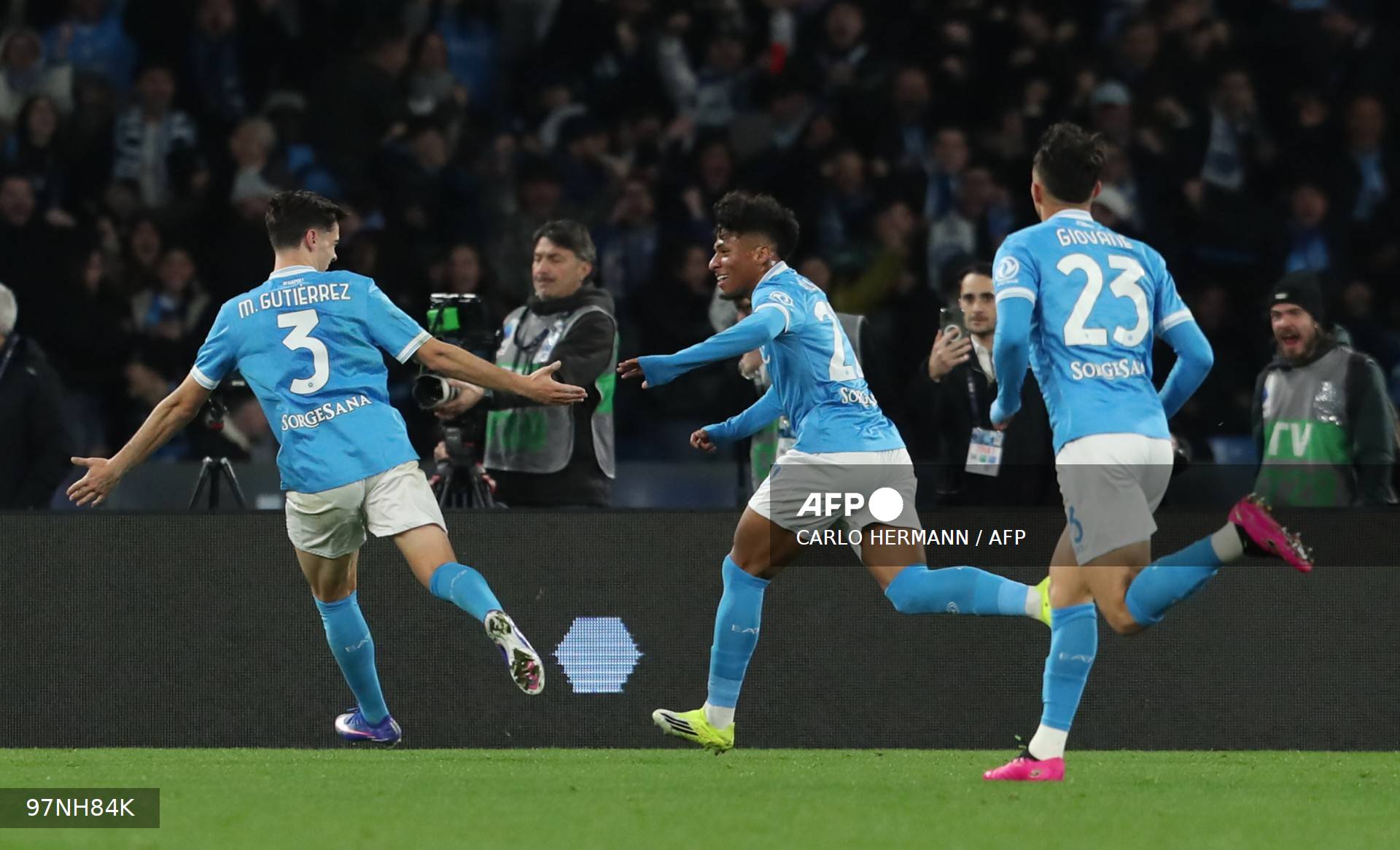El Nápoles remonta y salva un empate en casa ante la Roma