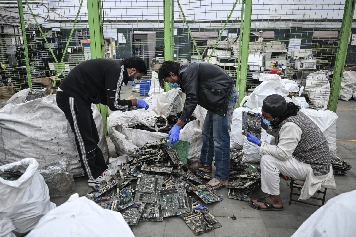 India busca minerales críticos en sus montañas de desechos electrónicos