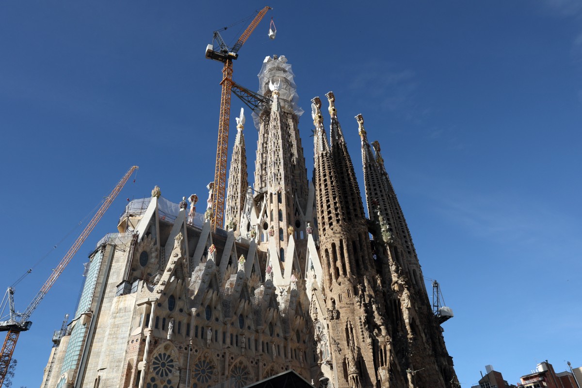 La Sagrada Familia de Barcelona, ​​la iglesia más alta del mundo, alcanza su cima a 172,5 metros