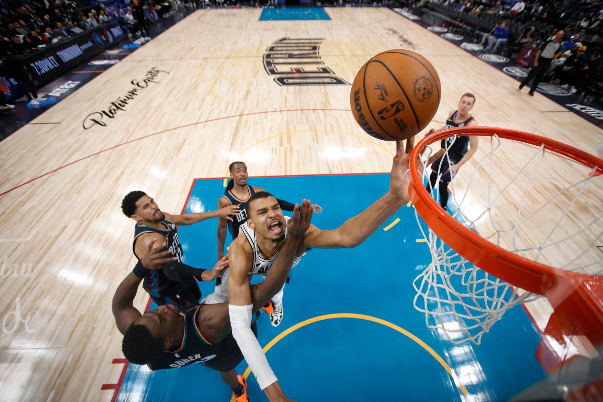 Spurs superan a Detroit en choque entre los equipos más en forma de la NBA