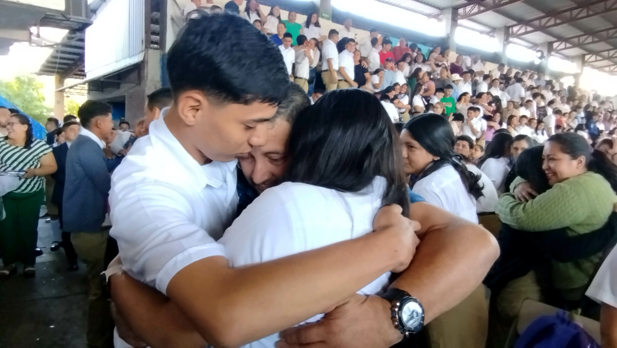 Muestras de amor y cariño en el inicio de clases en Santa Rosa de Lima, La Unión Norte