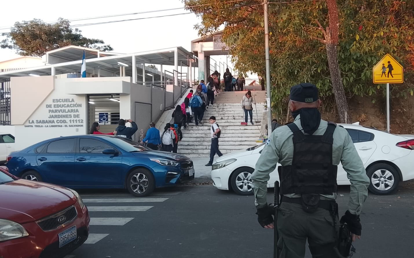 Cuerpo de Agentes Municipales apoya labores de seguridad en escuelas de Santa Tecla