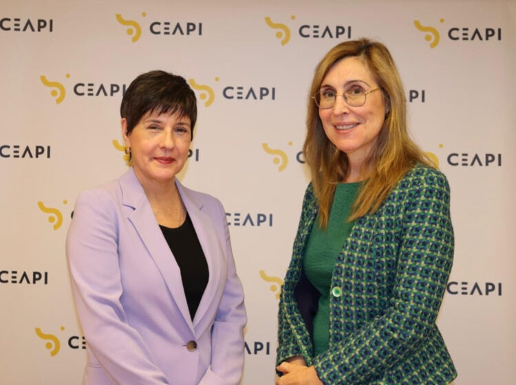 Núria Vilanova, presidente del CEAPI, (a la derecha) e Isabel Álvarez presentaron el estudio este martes.
