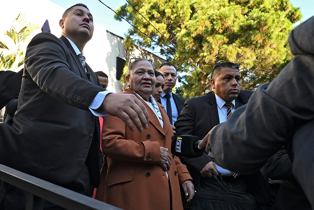 Ejecutivo solicita investigar a fiscal de Guatemala por adopciones ilegales