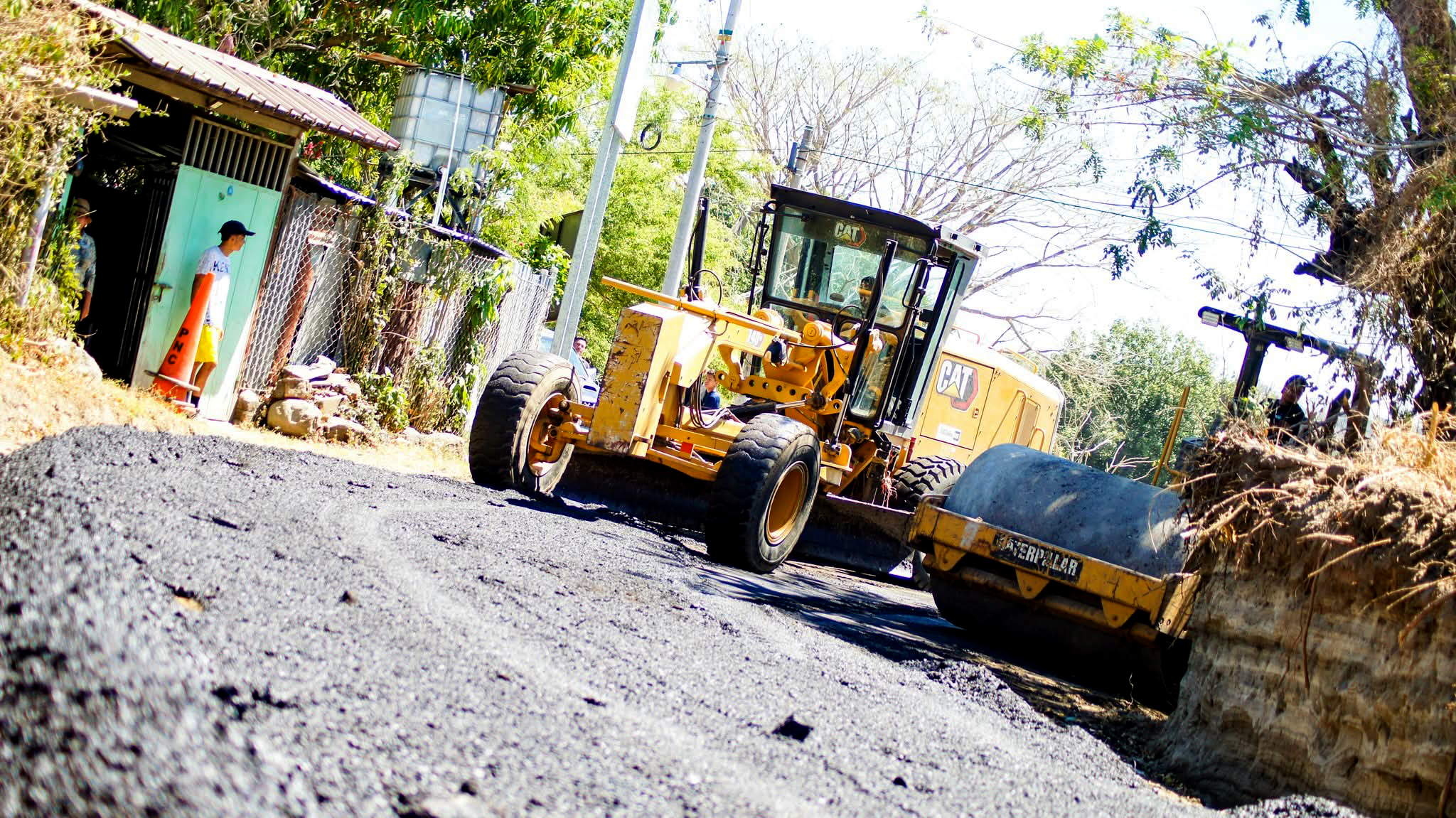 Mejoran la calle principal a la laguna de Apastepeque, San Vicente