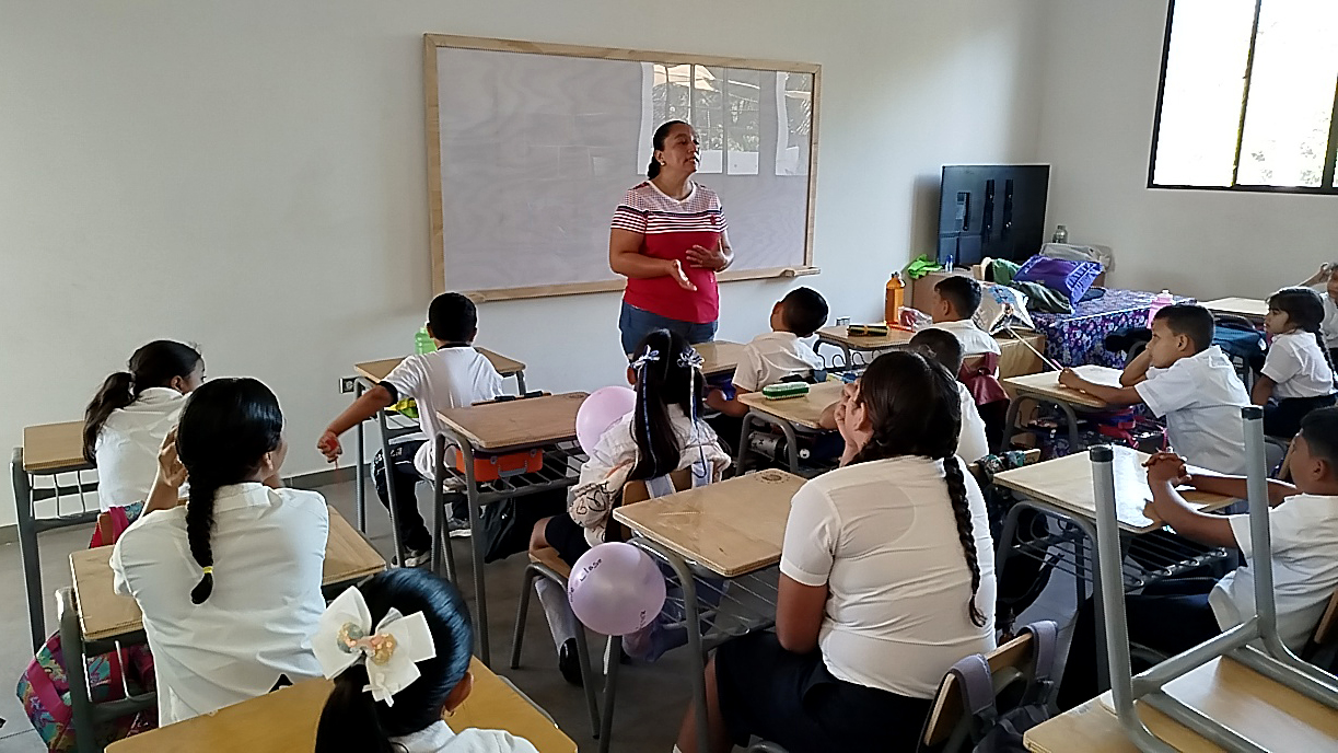 Estudiantes estrenaron instalaciones modernas en 10 escuelas de San Miguel