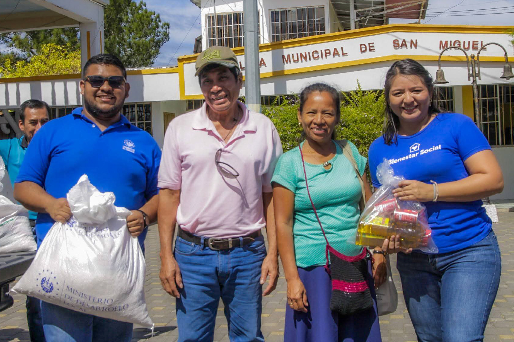 Entregan alimentos a adultos mayores en San Miguel Tepezontes