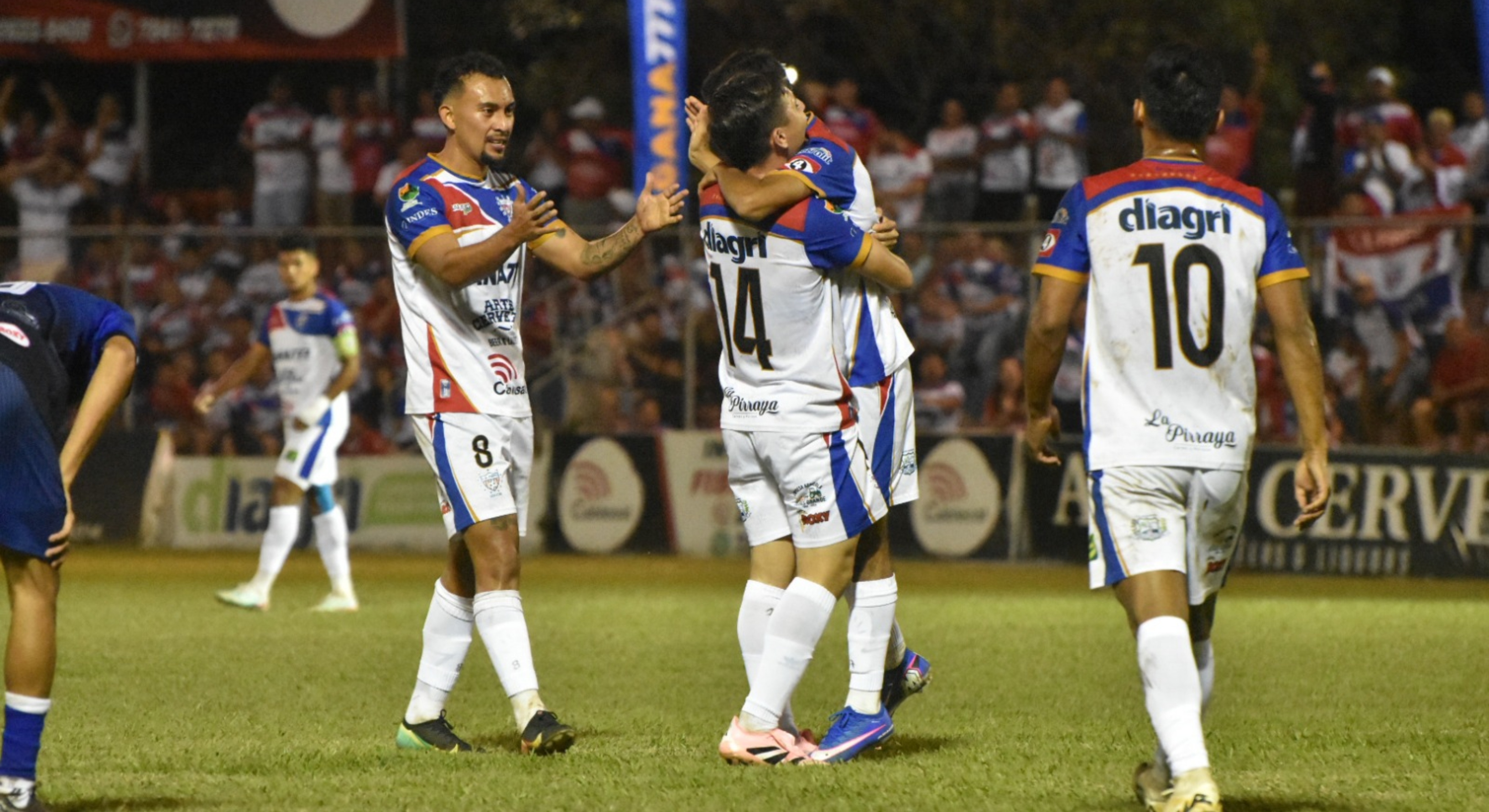 Un cachito de felicidad en Usulután por la victoria de Firpo
