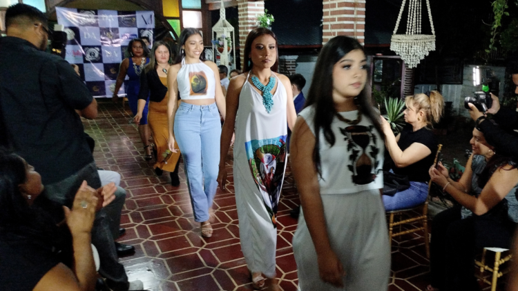 El evento, que incluyó una pasarela, se llevó a cabo en el Café La Casona, en el centro de la ciudad de Sonsonate.  / Foto: Diario El Salvador