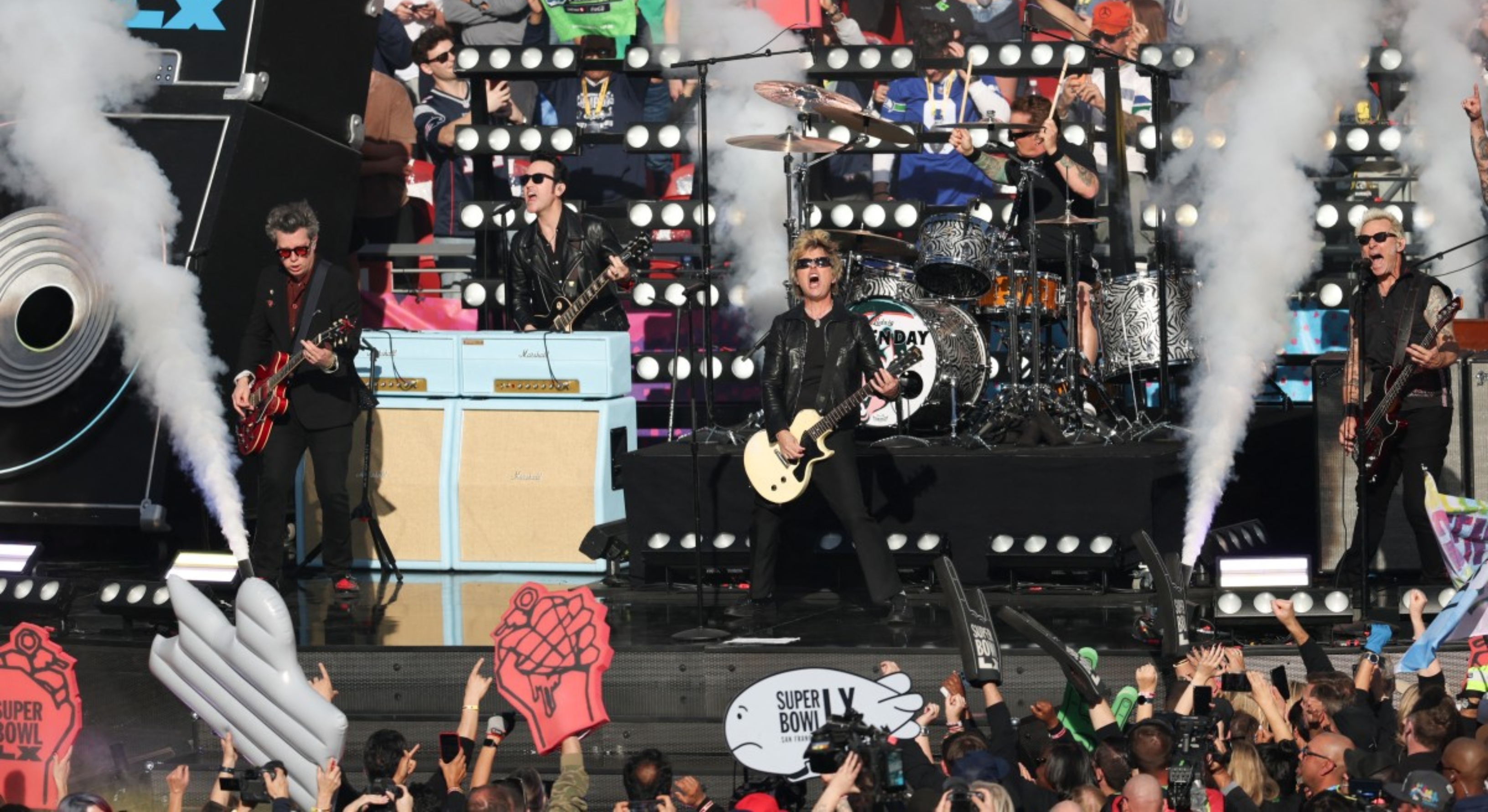 La energía de Green Day da la patada de inicio al Super Bowl LX