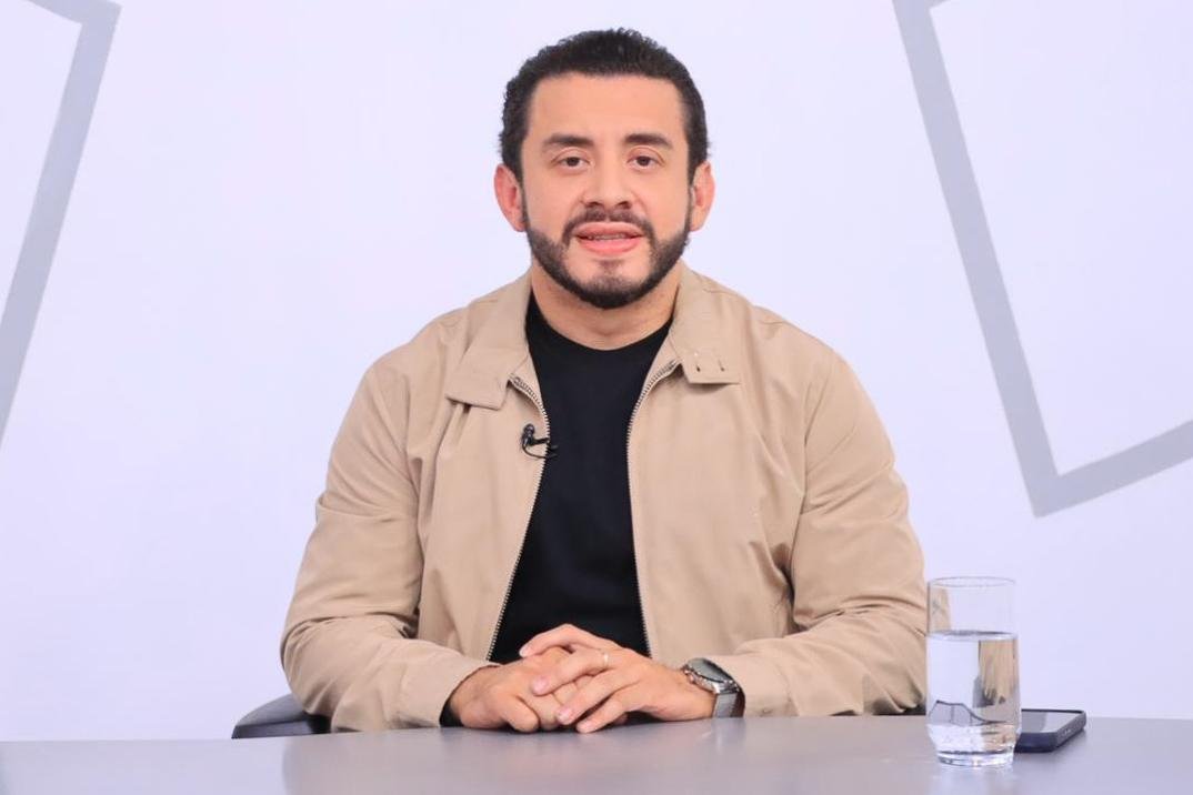 El COES homenajeó a Yamil Bukele por su trabajo en el Indes