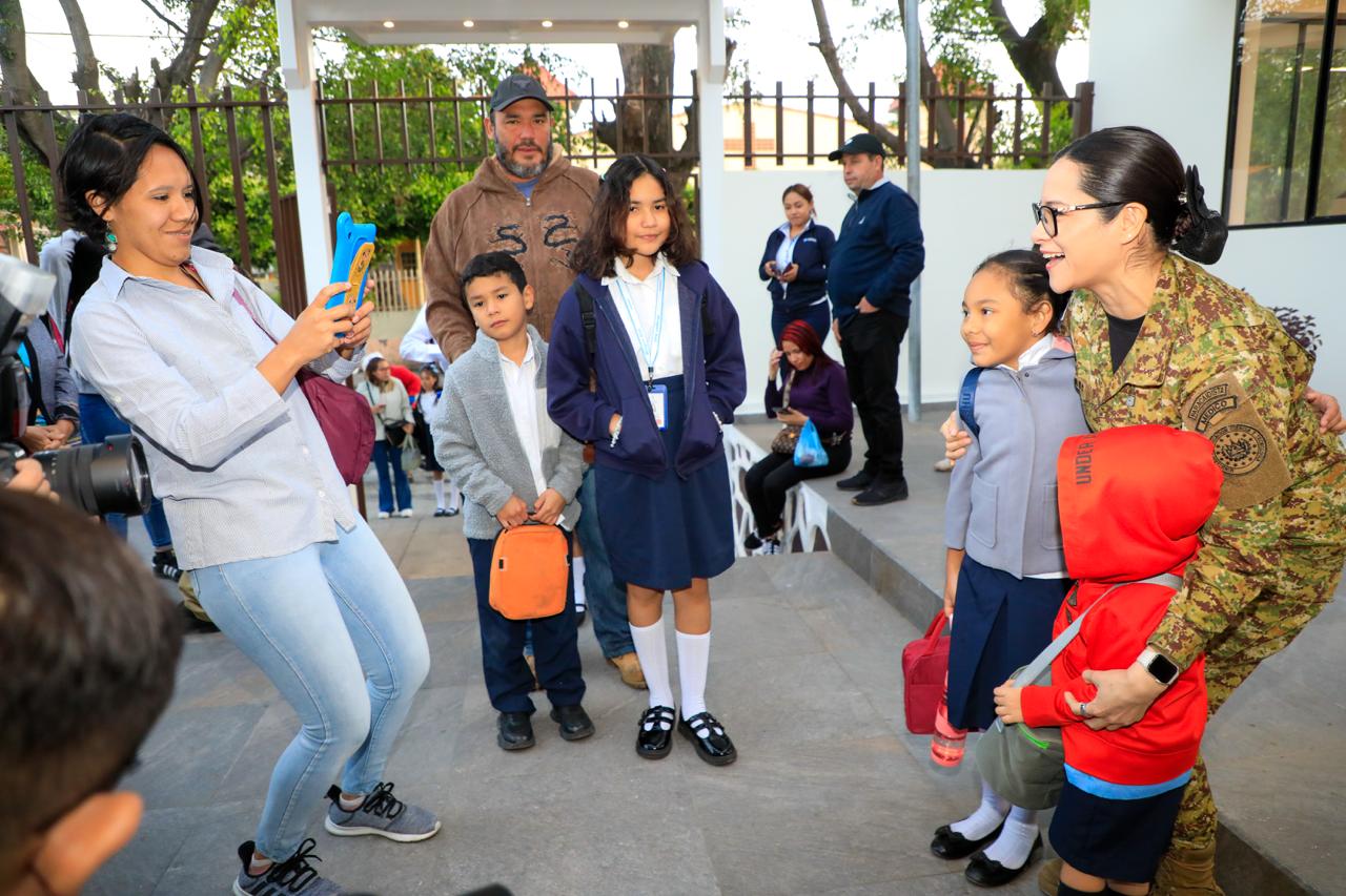 Ministra de Educación supervisa entrega de paquetes escolares durante inicio de clases