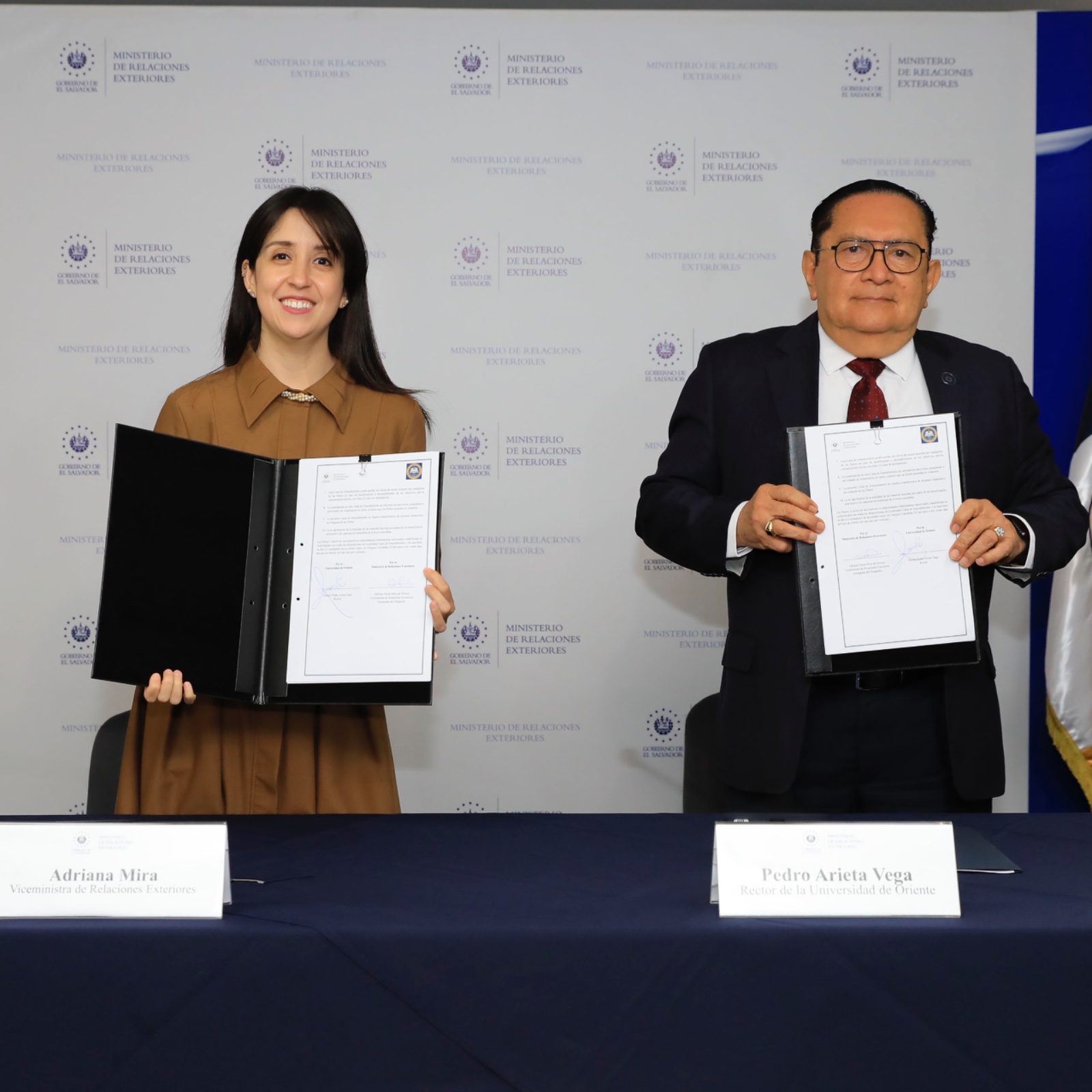 Cancillería firma convenio con la Univo para otorgar becas universitarias