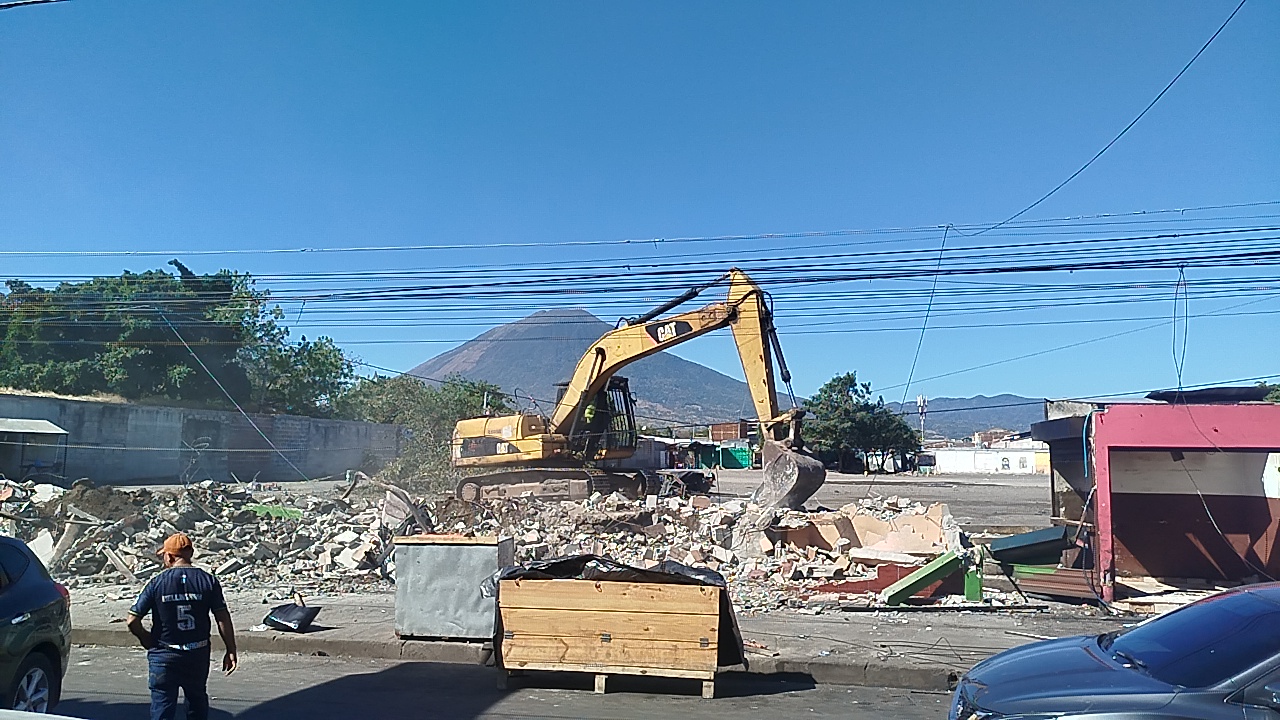 Preparan el terreno para la construcción de mercado en San Miguel