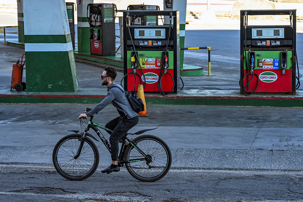 Empresas privadas en Cuba buscan importar combustible