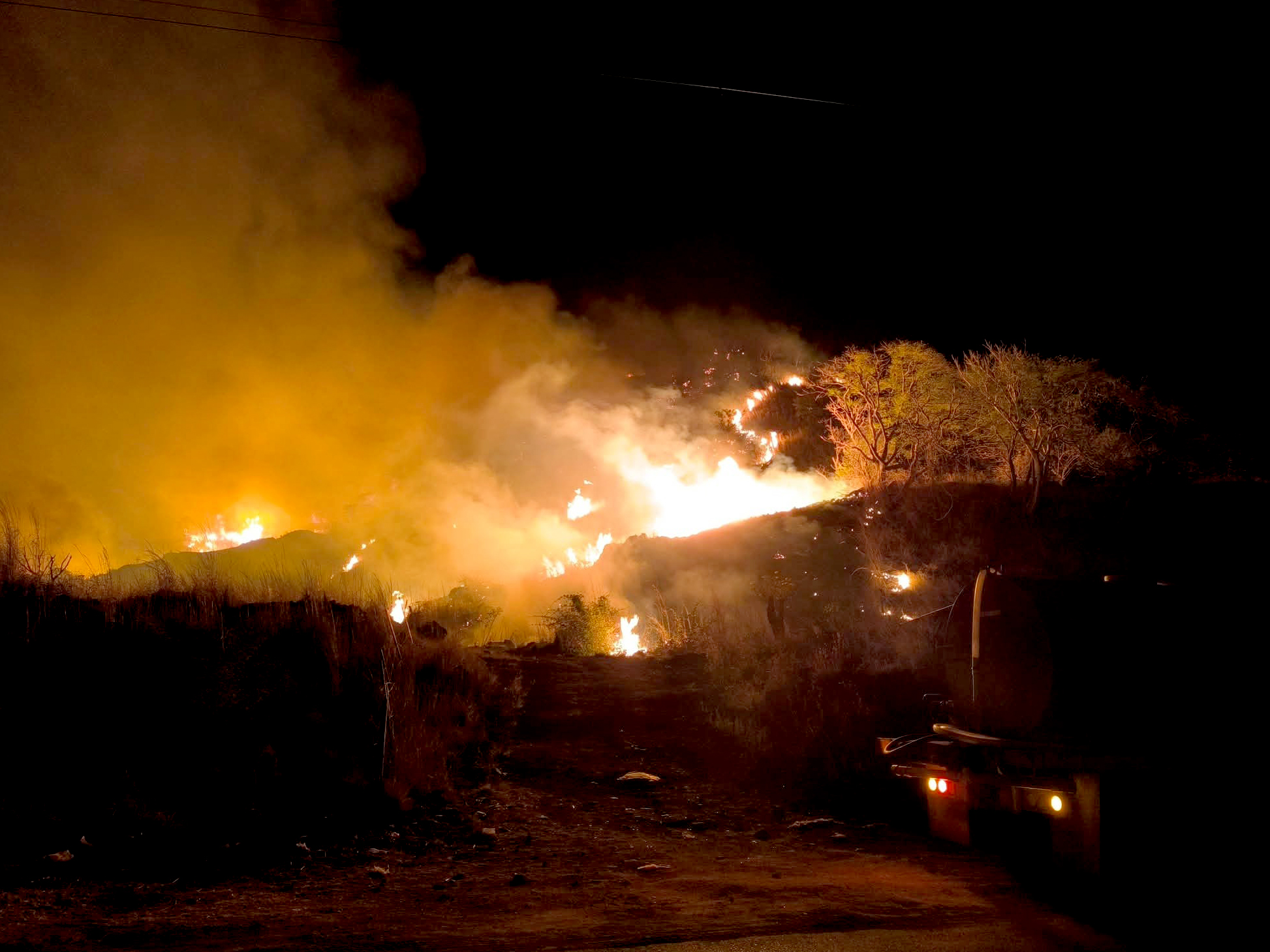 Controlan incendio en cerro de Anamorós, La Unión Norte