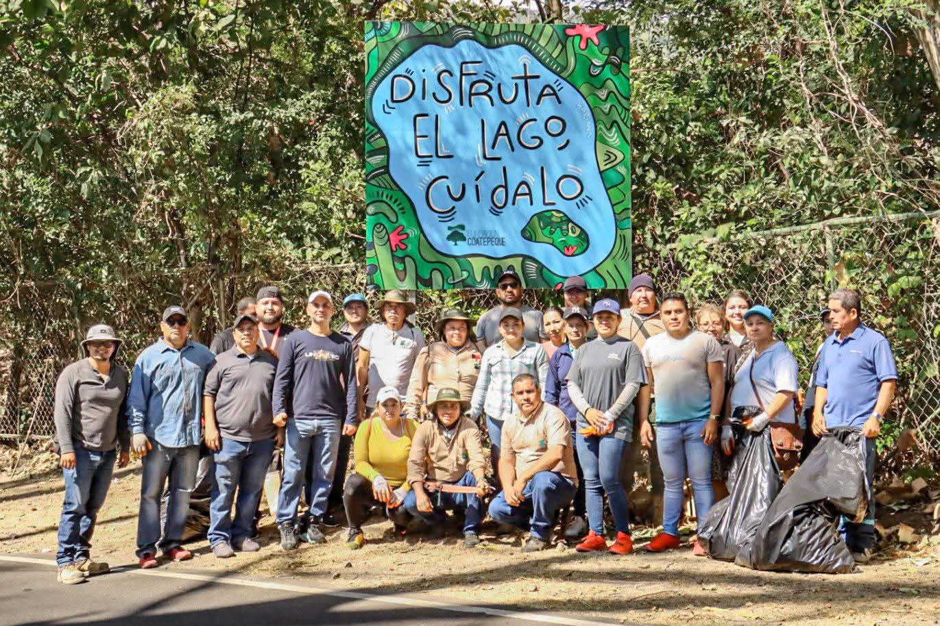 Retiran desechos en la ruta al lago de Coatepeque