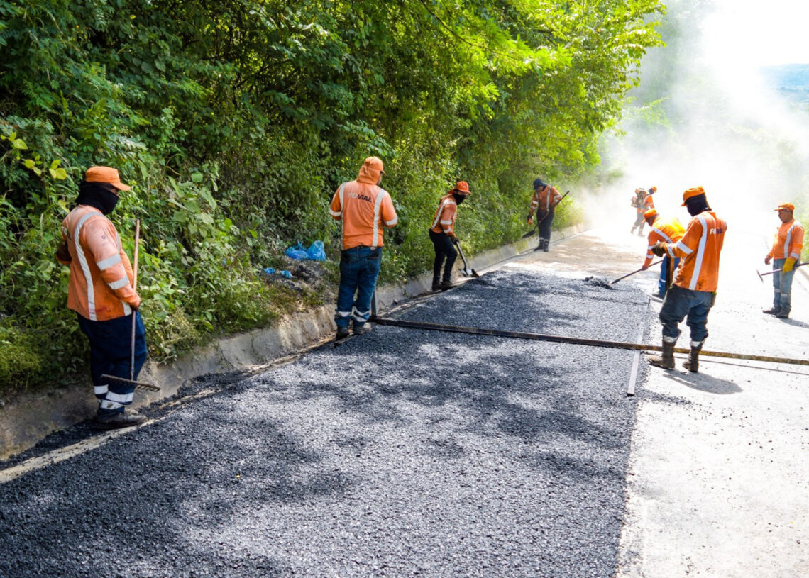 Pavimentan calle de tierra en Apastepeque, San Vicente