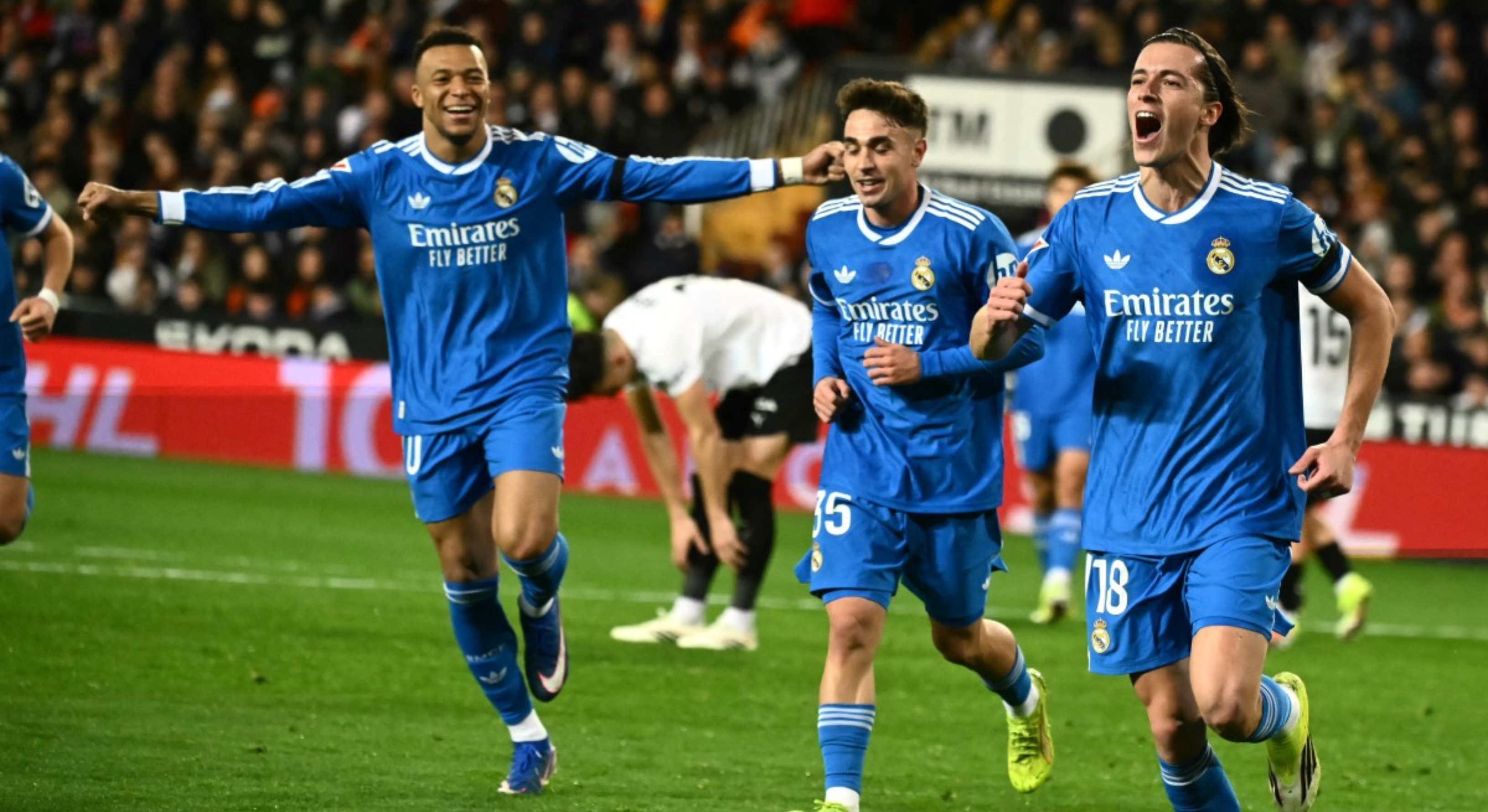 El Real Madrid sobrevive en Valencia y sigue a la caza del Barça