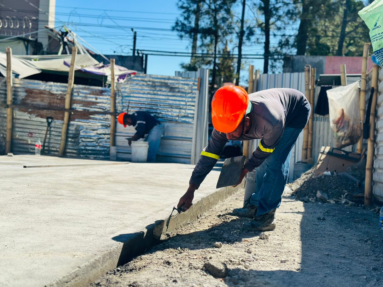 Entregan materiales para proyectos en Panchimalco