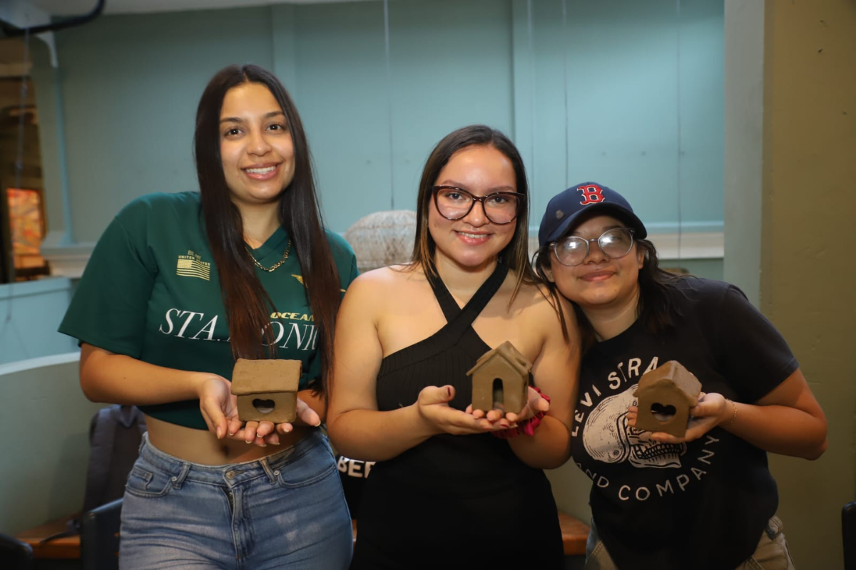 Salvadoreños pusieron manos a la obra en taller artesanal del CEDART Interactivo
