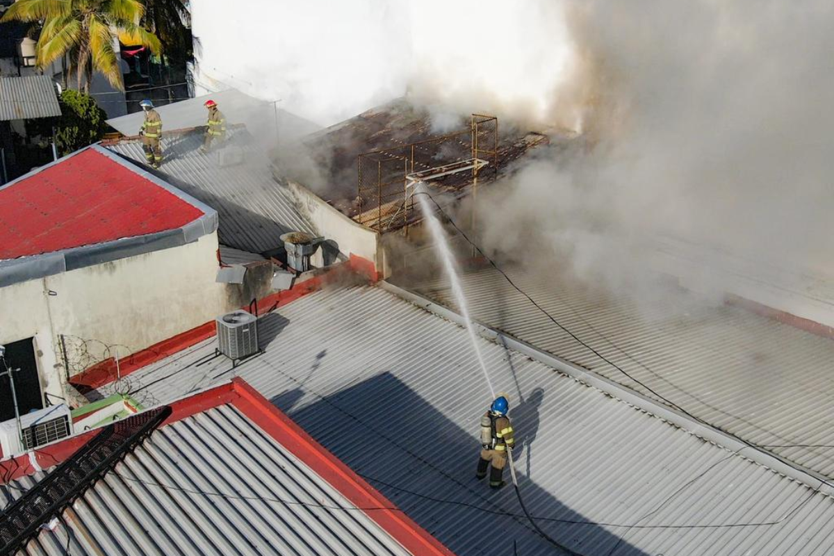 Bomberos controla incendio estructural en el centro de San Salvador