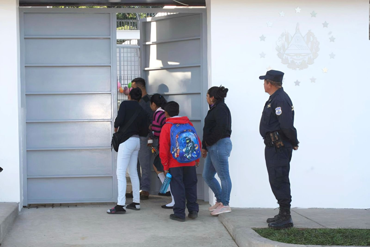 Presencia policial en escuelas busca garantizar espacios educativos tranquilos y ordenados